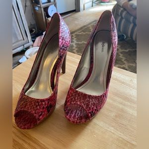 Style and co. Wooden faux snake skin peel toe pumps size 8.5